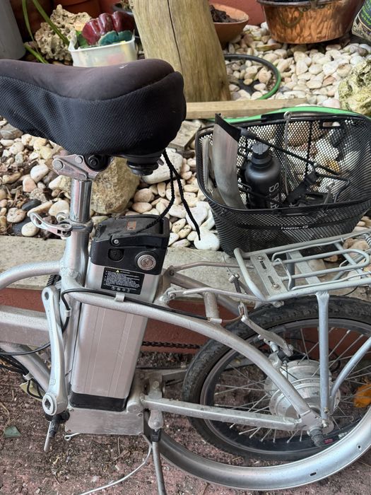 Bicicleta cinzenta electrica dobrável