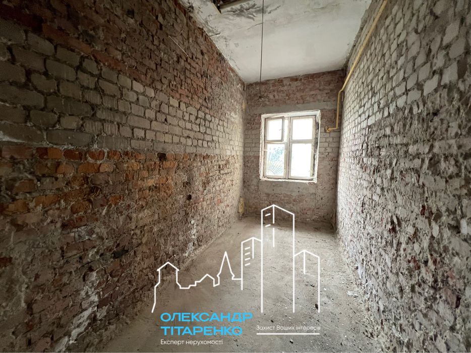 Продам комерційне приміщення з боксом під бус!