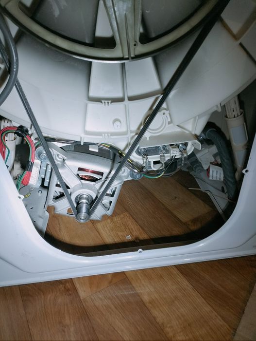 Стиральная машина Candy,нужен ремонт, протекает