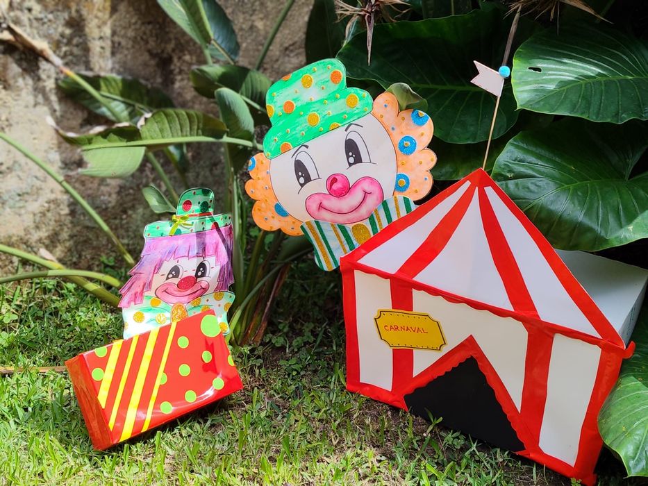 Palhaços e tenda de circo