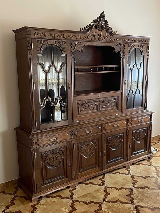 Móvel de Sala/ Louceiro em Madeira Maciça - Clássico e Elegante