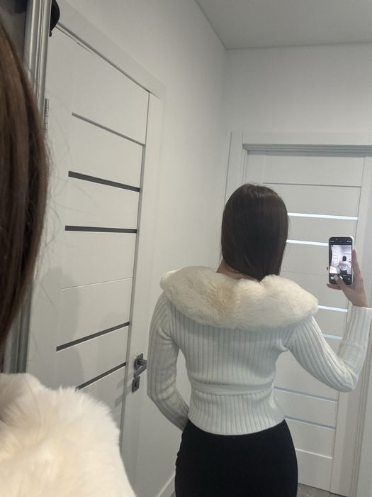 Кофтинка з пухнастим комірцем