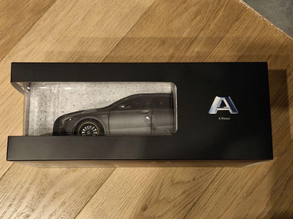 MODEL 1:18  Mercedes-Benz A-KLASA W177, nowy wersja Dealer Norev