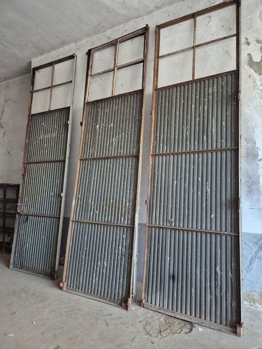 DOIS Portões em ferro e chapa