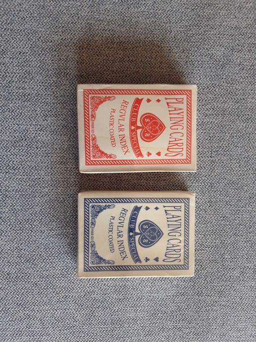 Conjunto de baralhos de cartas.