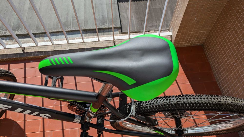 Vendo bicicleta MTB Frejus, modelo em preto e verde, com rodas aro 24" e 18 velocidades.