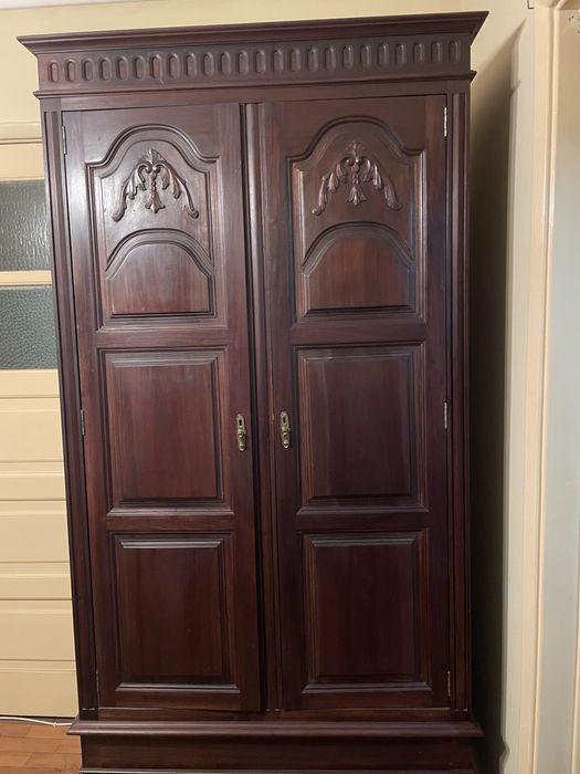 Armario de madeira antigo