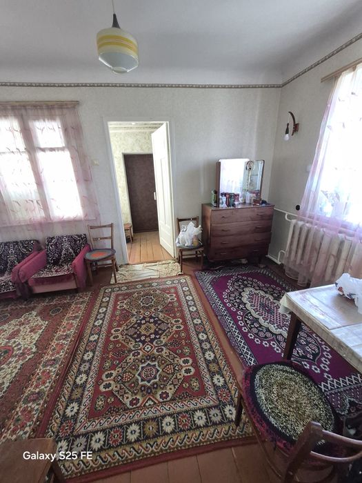 Продаж будинку поряд з містом