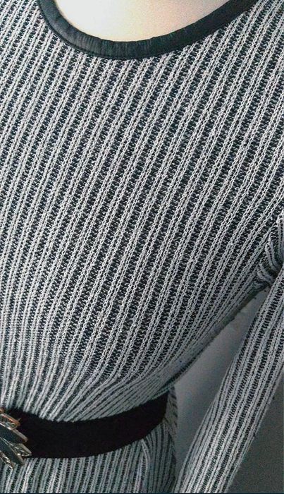 Sukienka tunika sweterkowa prążkowana