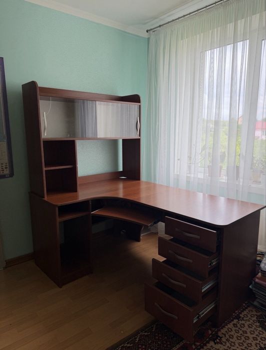Великий кутовий комп’ютерний стіл з тумбою та надбудовою