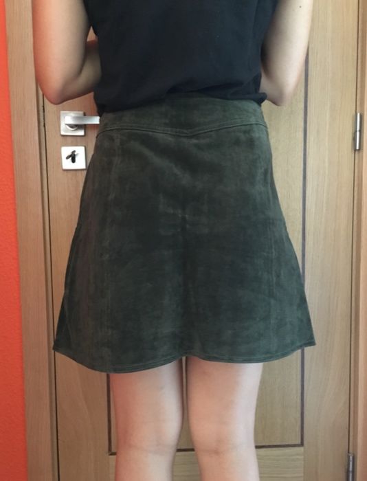 Saia em camurça c/ fecho verde Zara