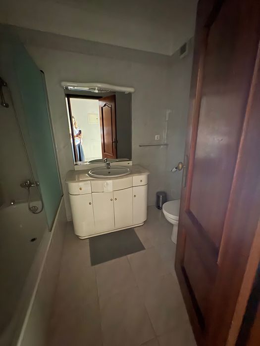 Móveis de chão de casa de banho, com lavatório, torneira e espelho
