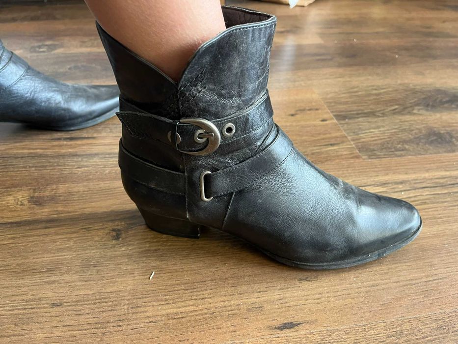 Skórzane botki na słupku Hush Puppies