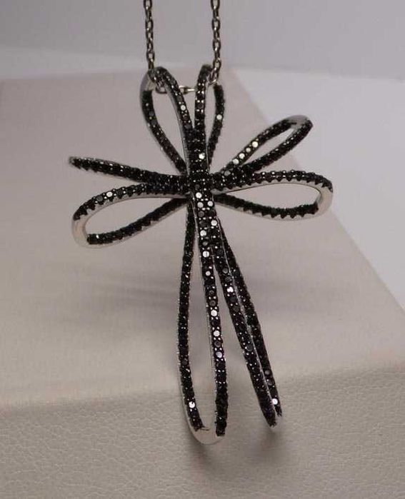 Srebrny przestrzenny krzyż kokarda czarne cyrkonie.