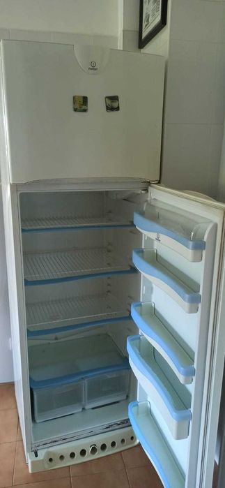 Frigorífico combinado Indesit a funcionar na perfeição – 80€