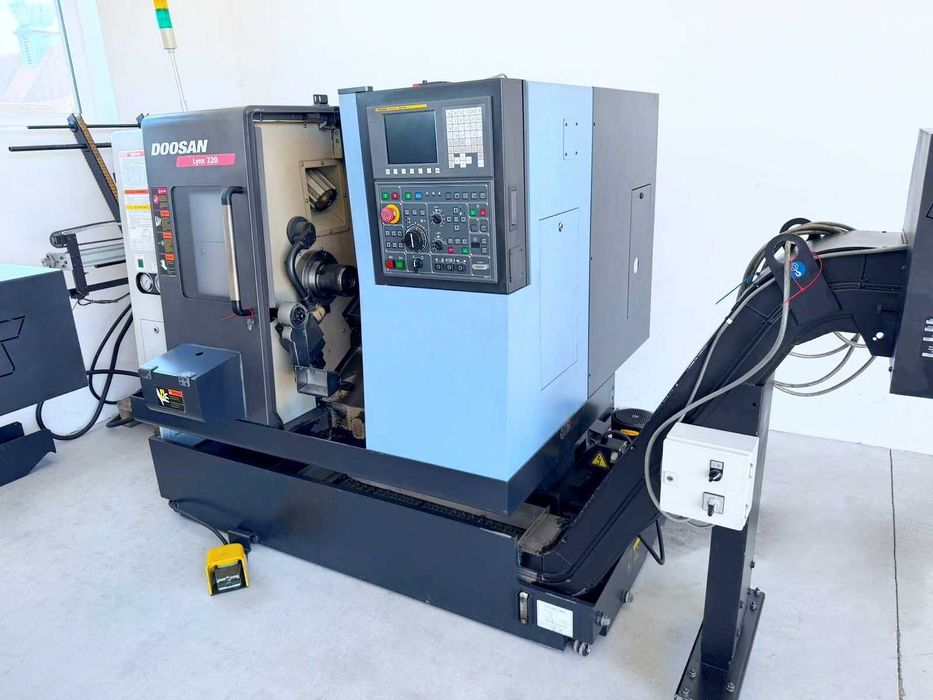 Tokarka CNC DOOSAN LYNX 220 (2011 r) Fanuc, podajnik pręta, wyrzutnik wiórów, 8 822 roboczogodzin | z Niemiec