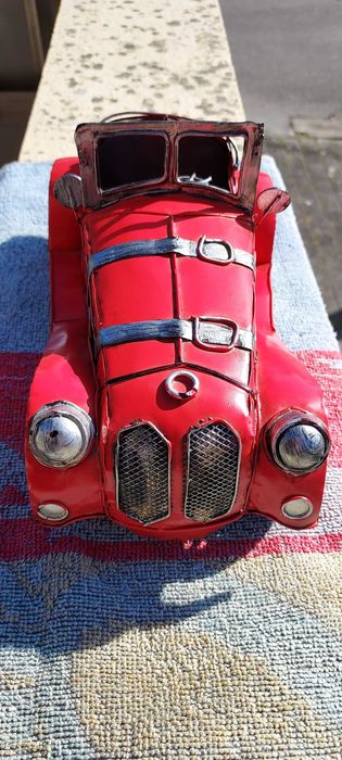 Réplica de carro antigo de cor vermelha