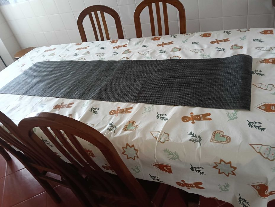 Caminho de mesa preto.