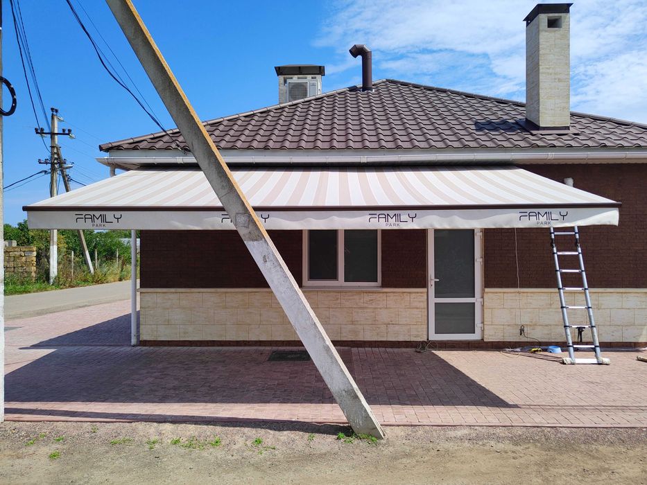 Маркизы для кафе, вывеска с лого, рекламой