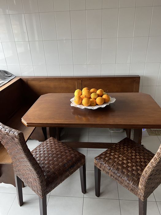 Mesa com banco de canto e duas cadeiras de cozinha/etc, como novo!
