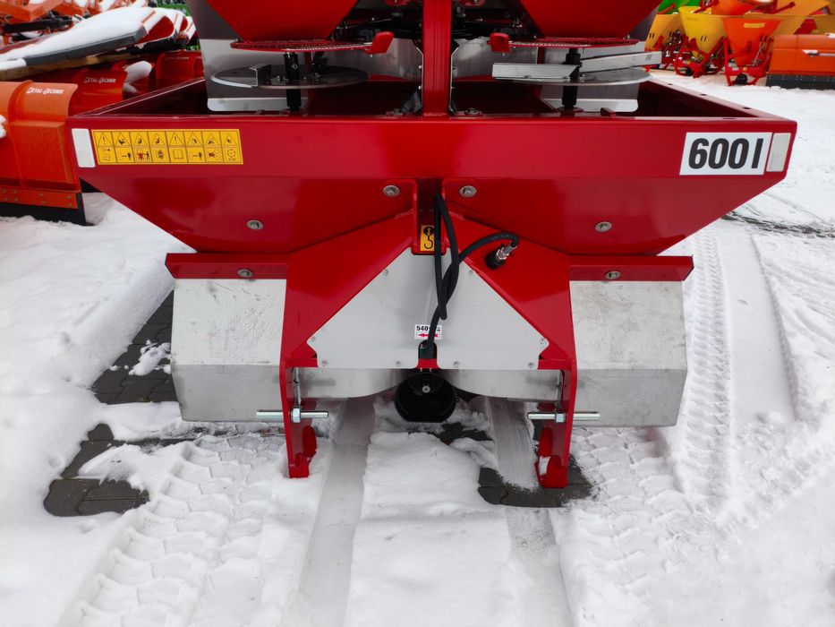 ROZSIEWACZ dwutalerzowy do nawozu TYTAN firmy Strumyk