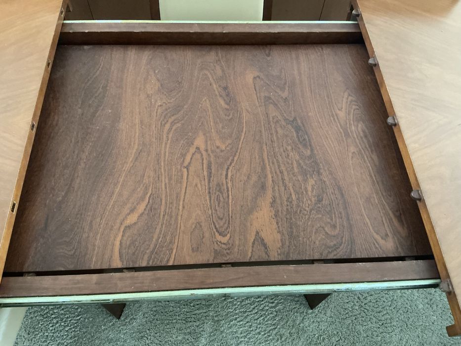 Mesa em madeira maciça de cerejeira e cadeiras em pele.