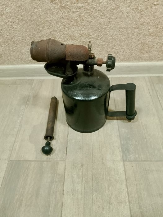 Паяльная лампа с чугунной горелкой.
