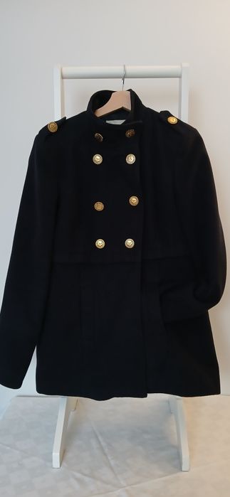 Casaco azul com botoes dourados