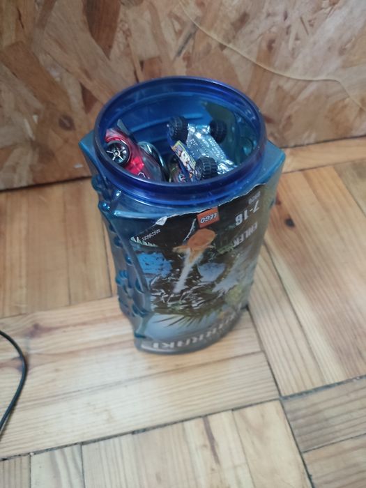 pudełko z hotwheelsami
