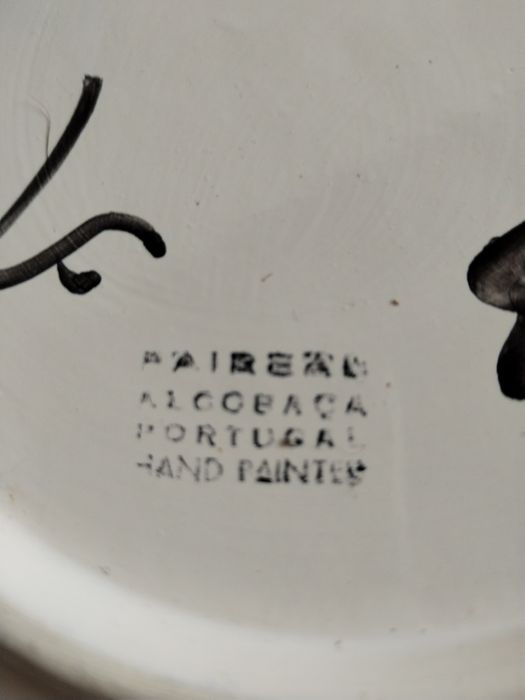 Prato decorativo com desenhos em relevo