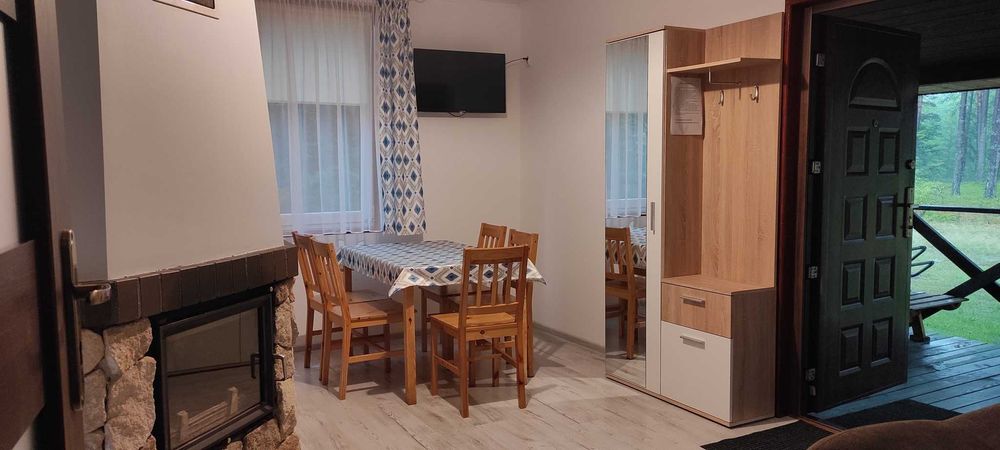 Domki Nad Tanwią, całoroczne z kominkami w sosnowym lesie na Roztoczu.