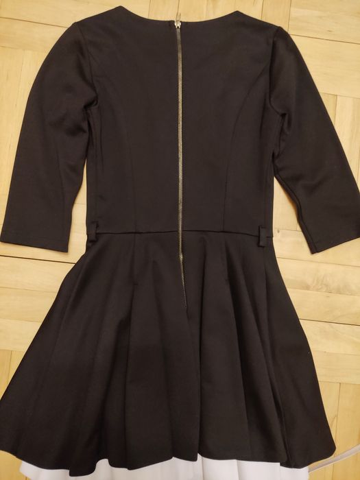 Czarna klasyczna sukienka z białą podszewką mała czarna