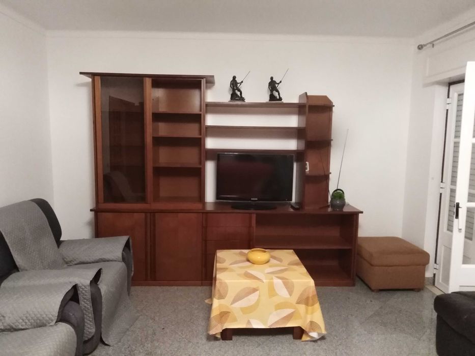 Moradia RC, 1º andar e quintal em Évora