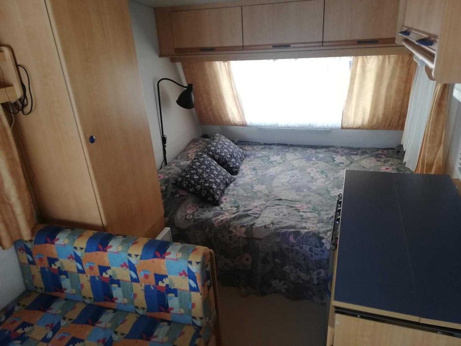 Caravana média multifuncional, com avançado rígido e cozinha