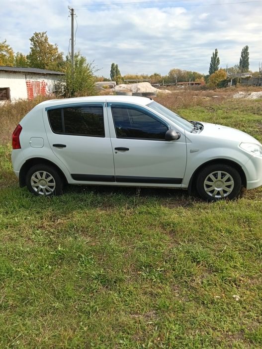 автомобіль Рено сандеро автомат