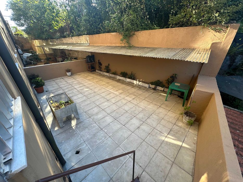 Quarto em T4 mobilado — Centro (junto à Escola de Saúde / CVP)