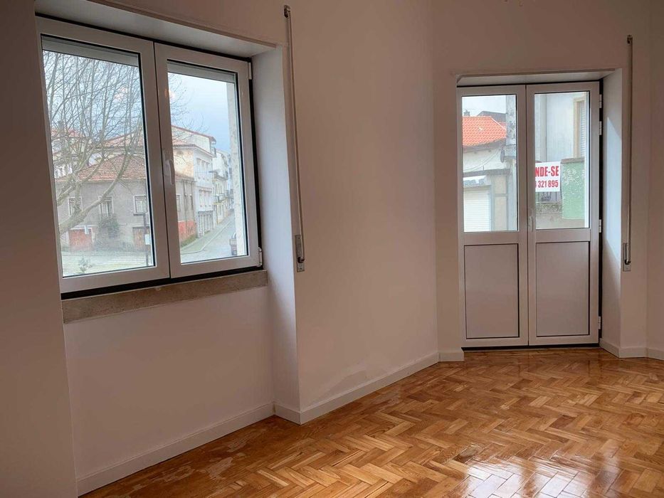 Apartamento T3 + 2, renovado recentemente, com box e arrecadação