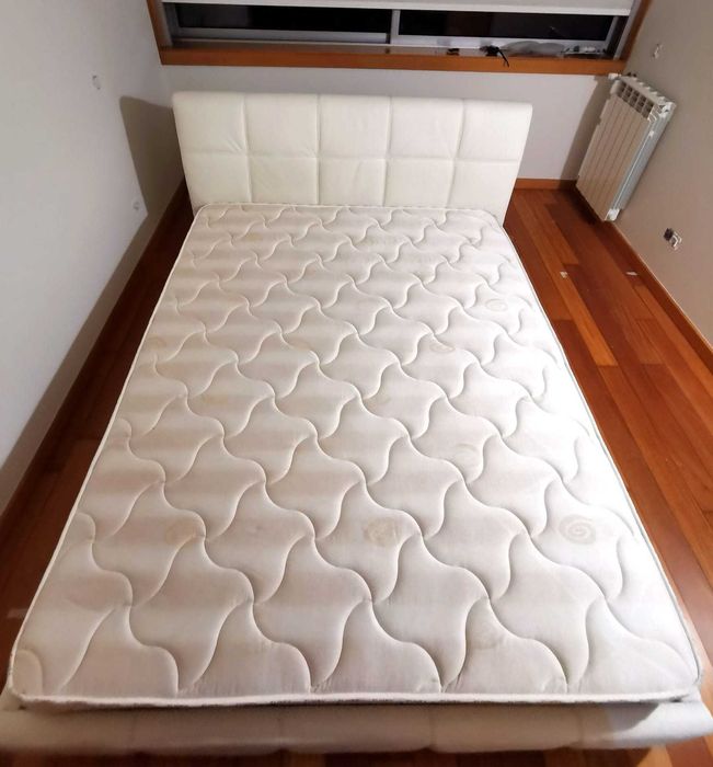 Cama casal + estrado e colchão