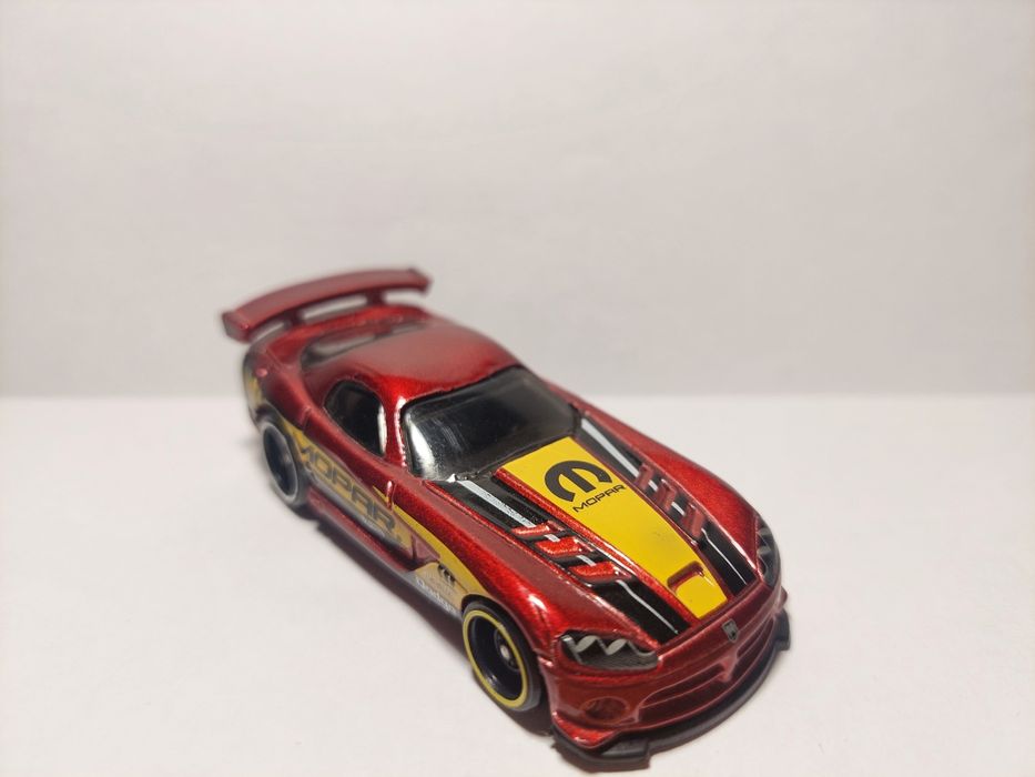 Машинка Hot Wheels Dodge Viper SRT10