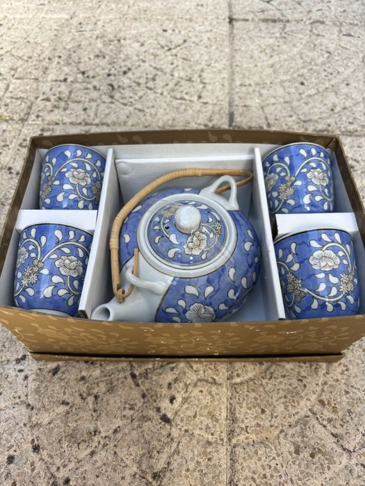 Conjunto de chá NOVO - bule e 4 chavenas