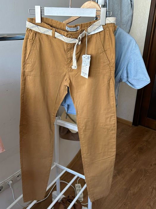 Гірчичні брюки з ременем від Pull&Bear