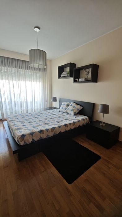 Mobília de quarto(cama + mesas de cabeceira + cubos + candeeiros)