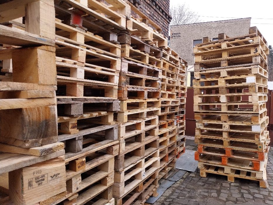 Palety drewniane dobre i uszkodzone.