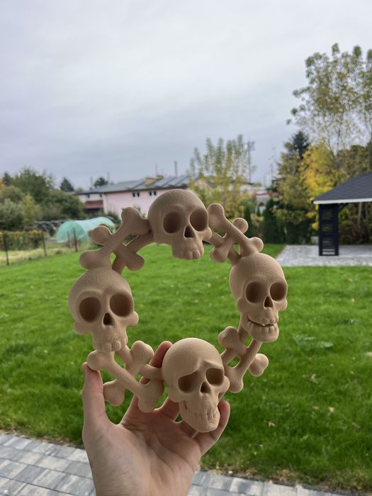 Dekoracja Halloween – wieniec z czaszkami 3D