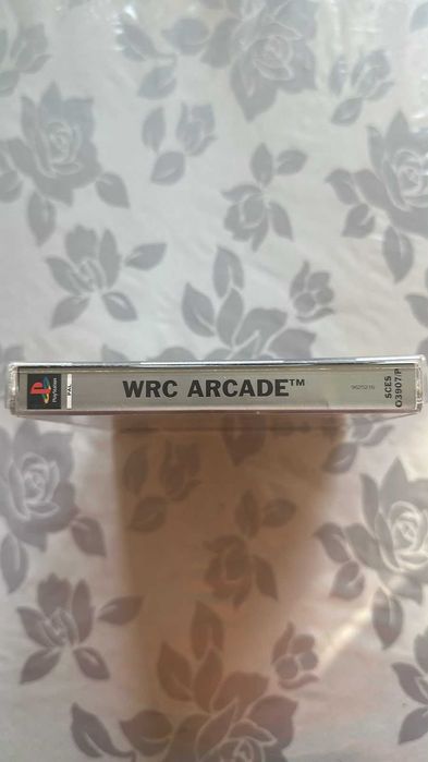 WRC Arcade FIA World Rally Championship PS1 PAL Platinum – Completo com Manual (SCES-03907)