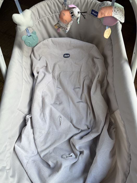 Chicco baby hug 4 em 1 com colchão extra, roupa de cama e kit de comer