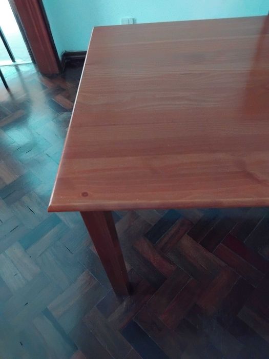 Mesa de jantar em pinho maciço. (Completamente nova)