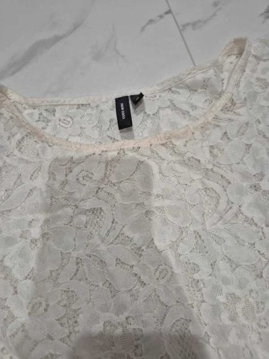 Biała koronkowa bluzka z baskinką Vero Moda
