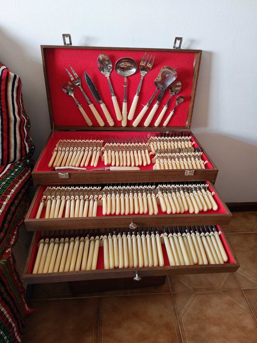 Complete Chrome Flatware Set 1810492678944109383680