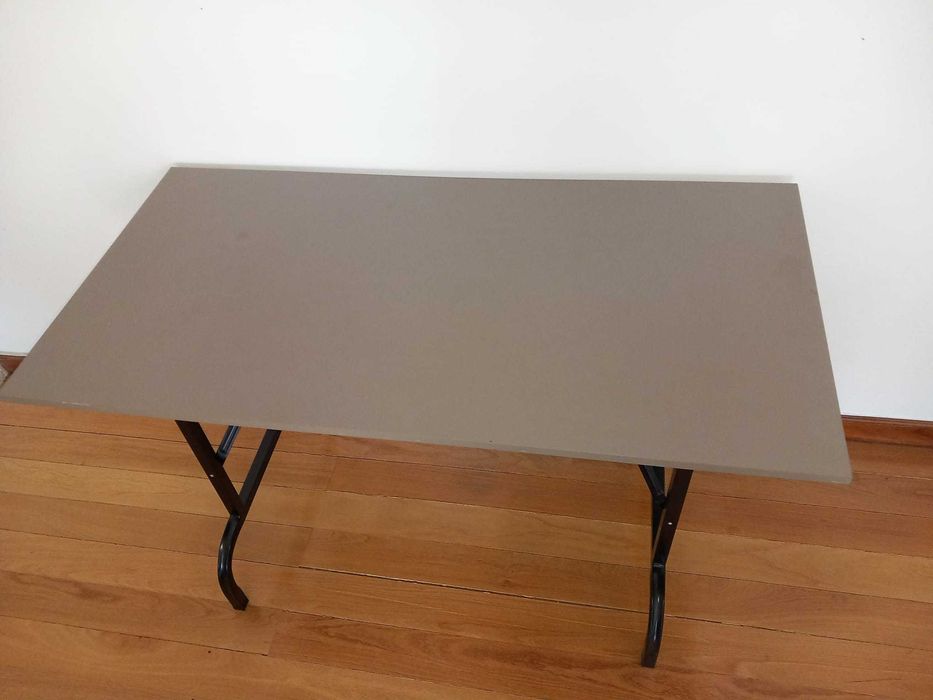 Vendo Secretária, em excelente estado de conservação.